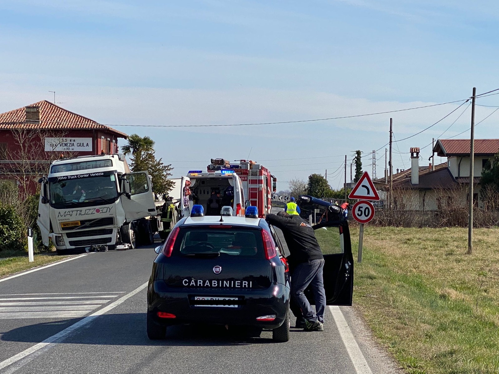 Immagine per Scontro tra auto e camion sulla statale, ferite due persone a Cervignano 